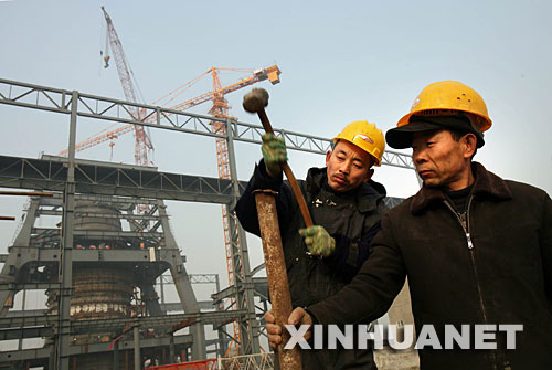 1月8日,工人在位于河北曹妃甸的首钢京唐钢铁厂一号高炉前施工
