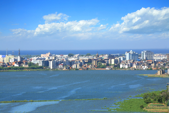 从环境旅游景点来看鄱阳具有多个著名景点:鄱阳湖湿地公园是集