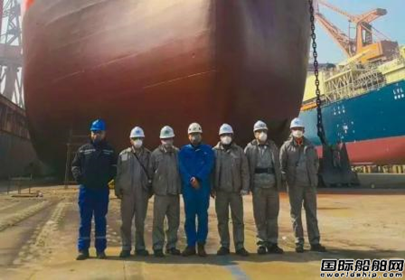沪东中华49000吨化学品船顺利出坞